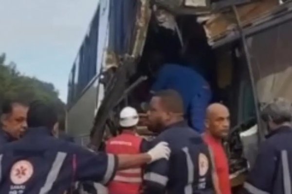[Ônibus que transportava trabalhadores deixa 19 feridos em acidente na Via Parafuso ]