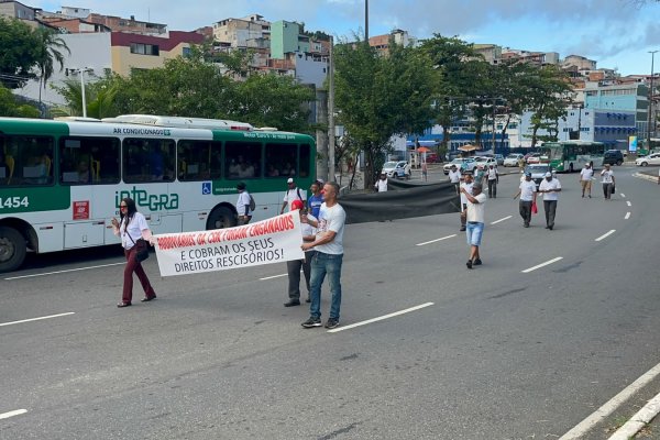 [Vídeo: Ex-funcionários da CSN protestam para cobrar pagamento de indenizações rescisórias]