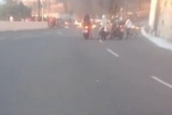 [Manifestantes bloqueiam Av. Contorno como protesto após estudante ser baleado em Salvador ]