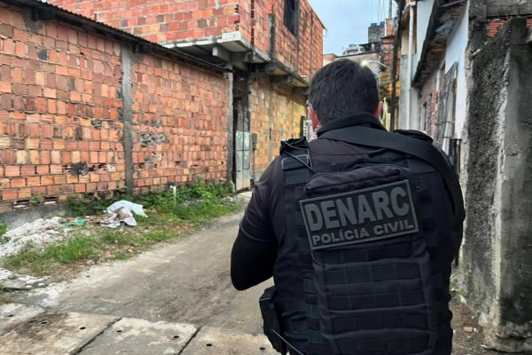 [Drogas e materiais usados no tráfico são apreendidos após denúncia de possível 'tribunal do crime' em Itabuna]
