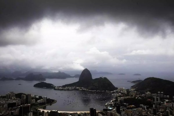 [Ventania no Rio causa apagão, paralisa trens e metrô e afeta voos, e desabamento deixa 2 mortos]