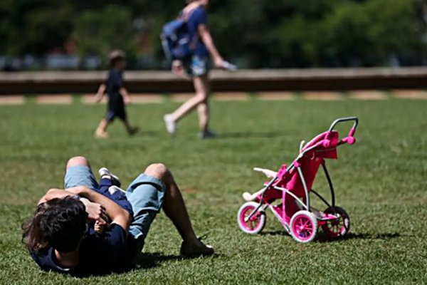 [Pais estão menos presentes na criação de filhos, aponta estudo]