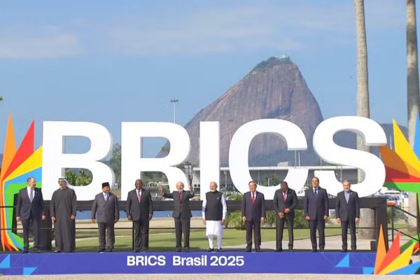 [Brics discutem integrar sistemas de pagamento e moedas digitas, afirma presidente do BC indiano ]