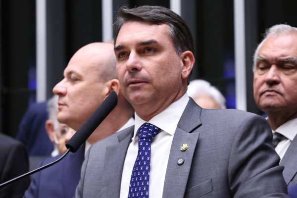[Sistema da Justiça Eleitoral volta a mostrar Flávio Bolsonaro como filiado ao PL]