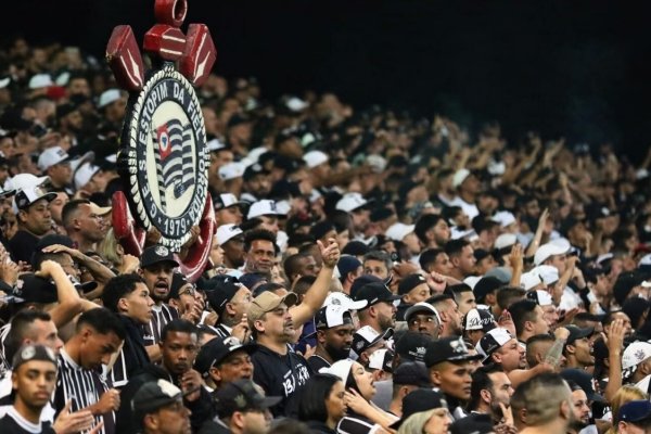 [Torcedores protestam em frente ao Ministério Público e pedem intervenção no Corinthians]