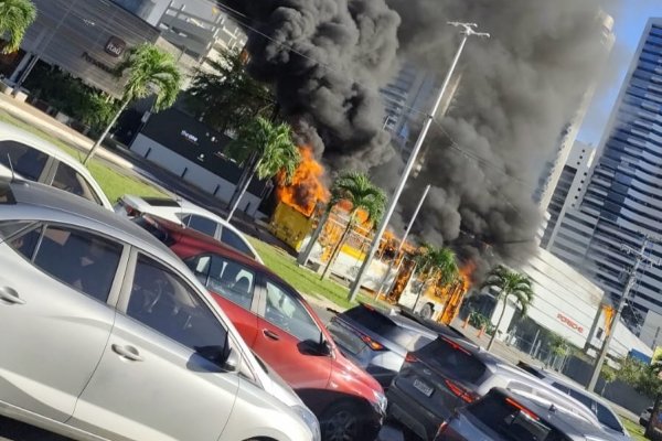 [Ônibus pega fogo na Av. Tancredo Neves, em Salvador, e provoca lentidão no trânsito]