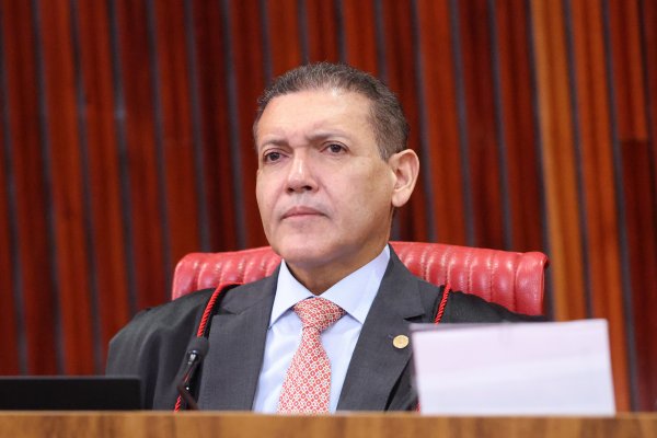 [TSE decide derrubar posts de Flávio Bolsonaro e Nunes Marques pede vista em processo; entenda]