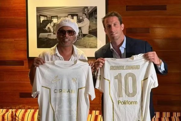 [Ronaldinho Gaúcho é apresentado em clube da terceira divisão italiana]