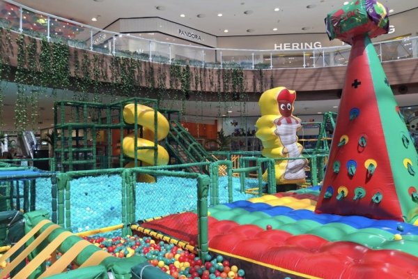 [  Personagens de Monteiro Lobato convidam uma nova geração a brincar em shopping da capital baiana!]