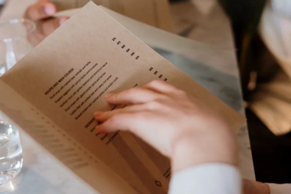 [CCJ aprova projeto que obriga restaurantes a oferecerem cardápios impressos]