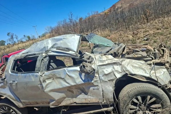 [Professora fica gravemente ferida após caminhonete capotar em ribanceira na Bahia]