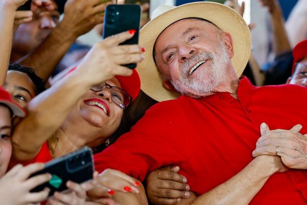 [Datafolha: Lula lidera entre mulheres e mais pobres, e Flávio Bolsonaro, entre evangélicos]