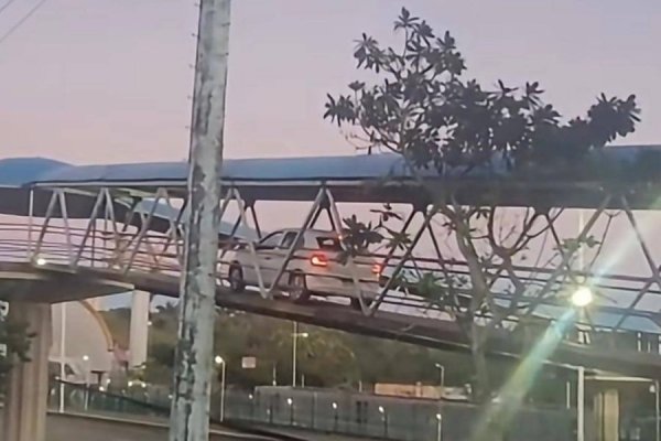 [Vídeo: carro é flagrado em passarela exclusiva para pedestres na Av. Paralela, em Salvador ]