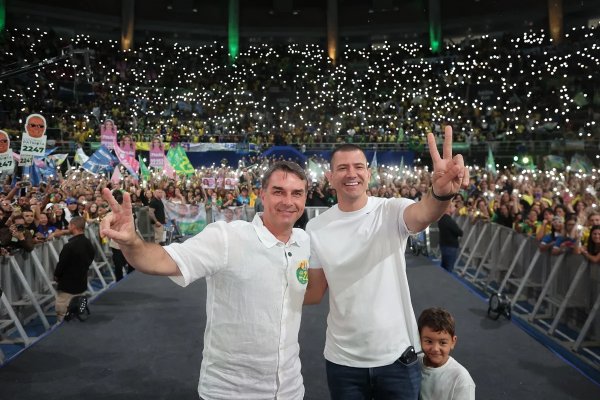 [Flávio Bolsonaro defende Bolsa Família, castração química e anistia para condenados do 8 de Janeiro]