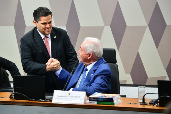 [Vídeo: CCJ e Otto Alencar recebem PEC do fim da escala 6x1 enviada por Alcolumbre]