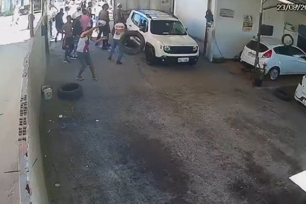 [Vídeo: Torcidas organizadas vandalizaram oficina em Canabrava antes do Ba-Vi]