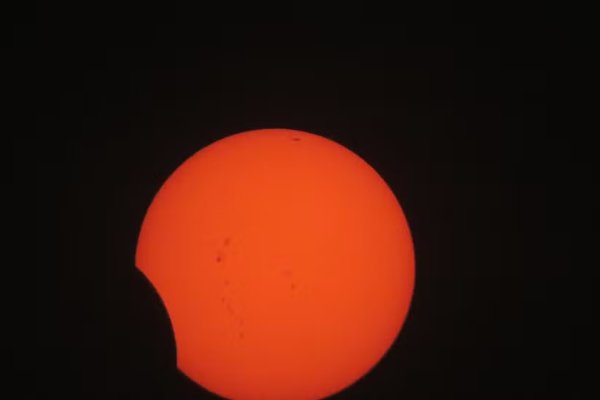 [Eclipse lunar parcial poderá ser visto em todo o Brasil na madrugada de sexta-feira]