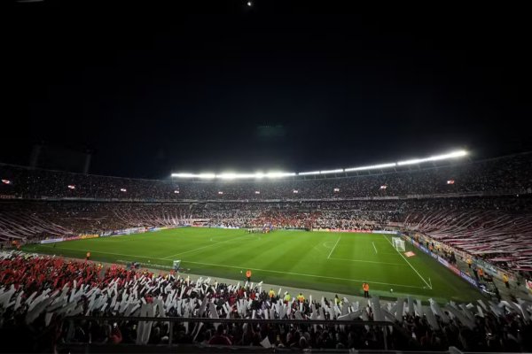[Torcedor do River Plate morre no Monumental após eliminação na Sul-Americana]