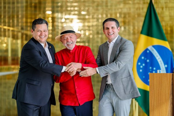 ['Juntos para sempre', diz Lula ao brincar com Motta e Alcolumbre após conversa sobre 6x1]