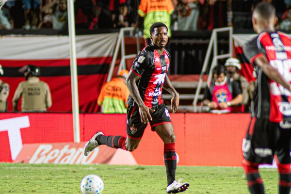 [Vitória tenta efeito suspensivo para contar com Cacá diante do Atlético-MG]