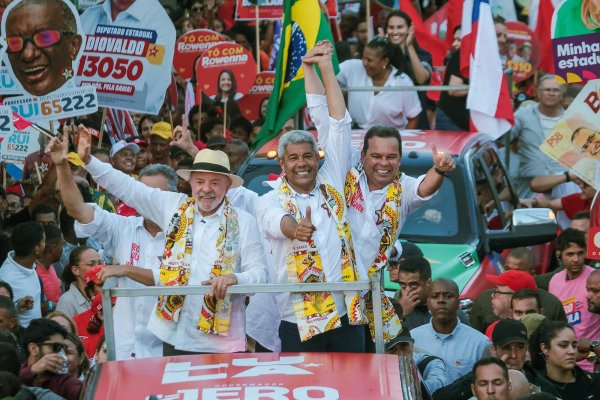 [Em caminhada em Salvador, Lula defende educação e diz que preso custa R$ 40 mil por mês]