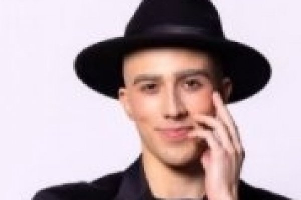 [João Pedro Chaseliov fala sobre desafio de interpretar Paulo Gustavo no teatro: “A gente vive tudo isso ao lado da família dele”! ]