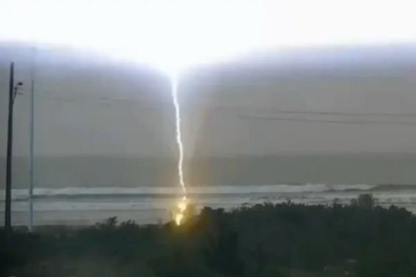 [Vídeo: Mulher morre após ser atingida por raio em praia de Santa Catarina]
