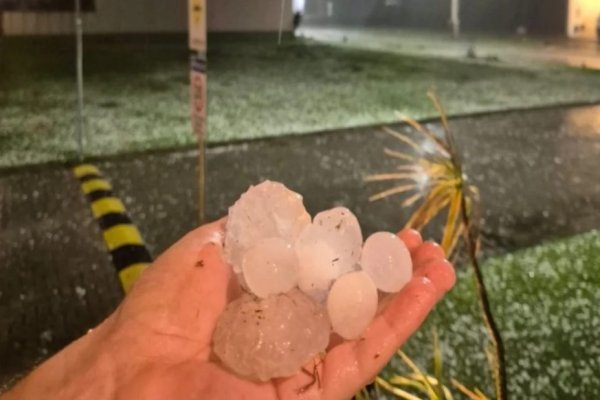 [Chuva de granizo atinge cidade e danifica cerca de 700 casas ]