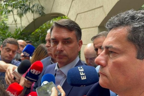 [Flávio Bolsonaro encontra ministro de Bukele, ignora violações e diz que há poucos presos no Brasil]