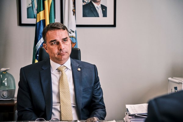[Vídeo: Flávio Bolsonaro comenta supostas troca de mensagens entre Vorcaro e Moraes: 'não tem condições de continuar na Suprema Corte']