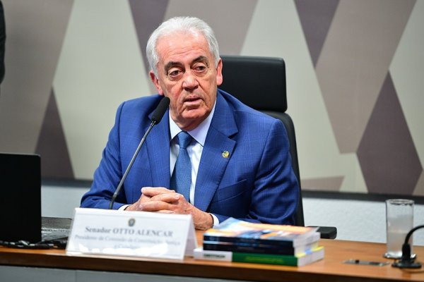 [Vídeo: Otto oferece remédio de tarja preta a senador da oposição durante análise da PEC 6x1]