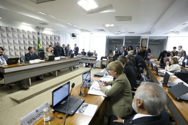 [CCJ do Senado aprova proposta da escala 6X1; análise em plenário ainda é incerta ]