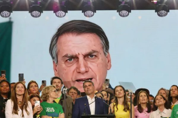 [TSE deve multar campanha de Flávio por avatar de Bolsonaro e definir punição sobre uso de deepfake]