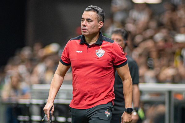 [Jair Ventura admite pior momento no Vitória e coloca futuro nas mãos de Fábio Mota]