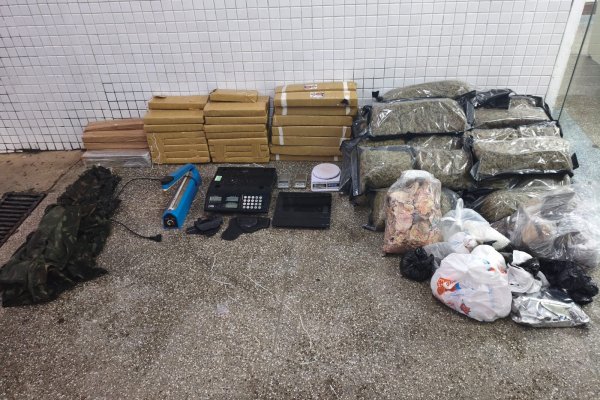 [Depósito com drogas é desmontado pela PM, em Salvador]