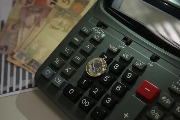 [89% dos brasileiros afirmam que problemas financeiros já afetaram sua saúde mental, diz pesquisa]