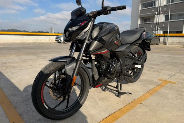 [Farol da Bahia testa a Bajaj Pulsar N150 ]
