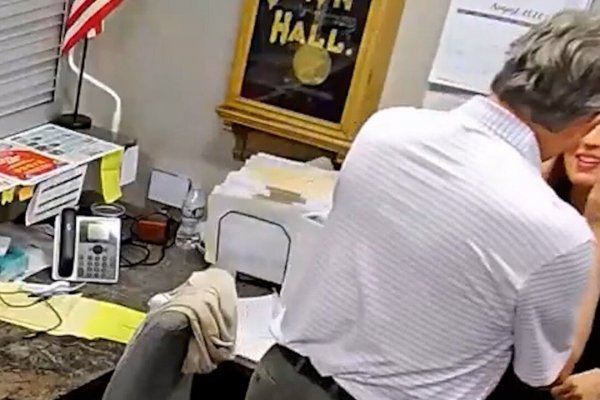 [Vídeo: Candidata rebate chantagem política e vaza próprio vídeo com prefeito]