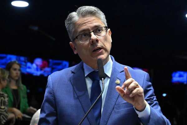 [Da base Lula, Alessandro Vieira protocola novo pedido de impeachment contra Moraes ]