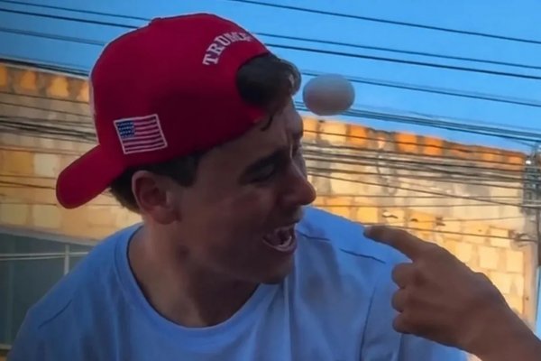 [Vídeo: Nikolas Ferreira leva ovada durante ato de campanha]