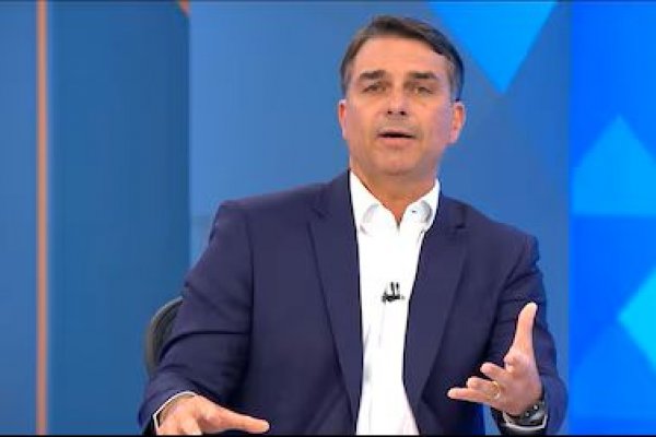 [Flávio Bolsonaro tenta interlocução com STF mesmo diante do endurecimento das críticas à Morares]