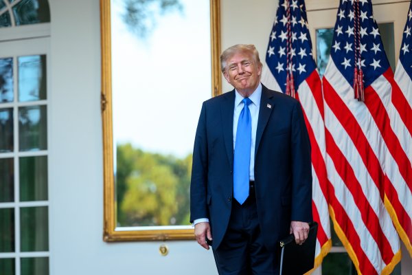 [Trump atinge o menor nível de aprovação registrado em pesquisa]