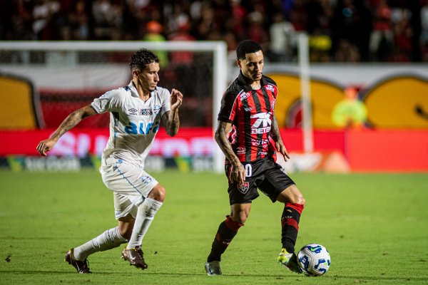 [Vitória busca reação contra Grêmio para interromper sequência negativa ]