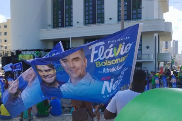 [Bandeiras de ACM Neto e Flávio Bolsonaro aparecem juntas em Salvador]