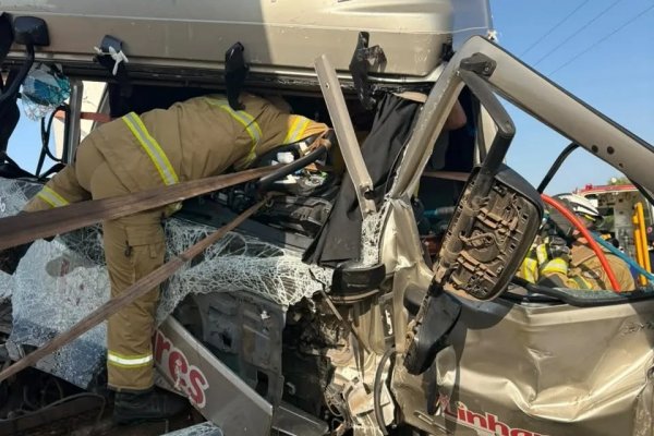 [Motorista fica preso às ferragens após batida entre caminhões ]