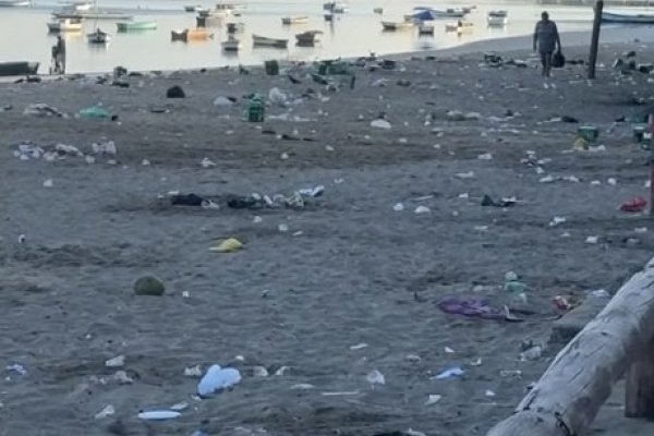 [Vídeo: Homem denuncia sujeira na praia da Ribeira após feriado de 7 de setembro]