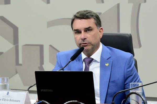 [TSE dá cinco dias para Flávio se manifestar sobre suposto abuso de poder econômico]