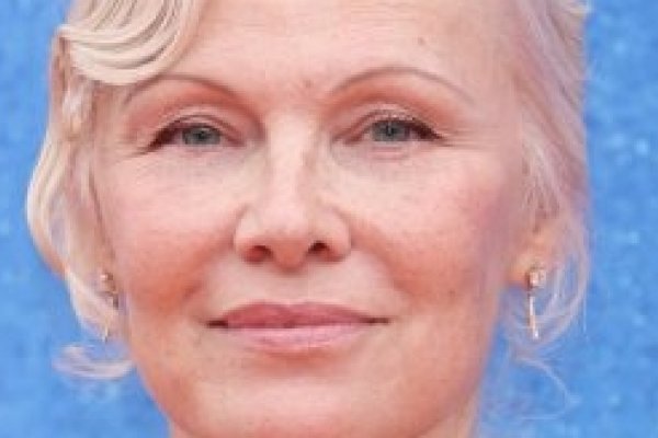 [Pamela Anderson usa joias Pandora sob medida com diamantes de laboratório no 83º Festival Internacional de cinema de Veneza! ]
