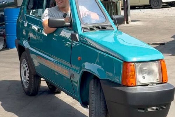 [Carro mais estreito do mundo ganha selo do Guiness na Itália ]