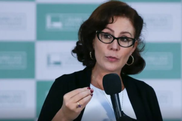 [Foragida da Justiça brasileira, Carla Zambelli ajuda a comandar campanha da mãe à Câmara]